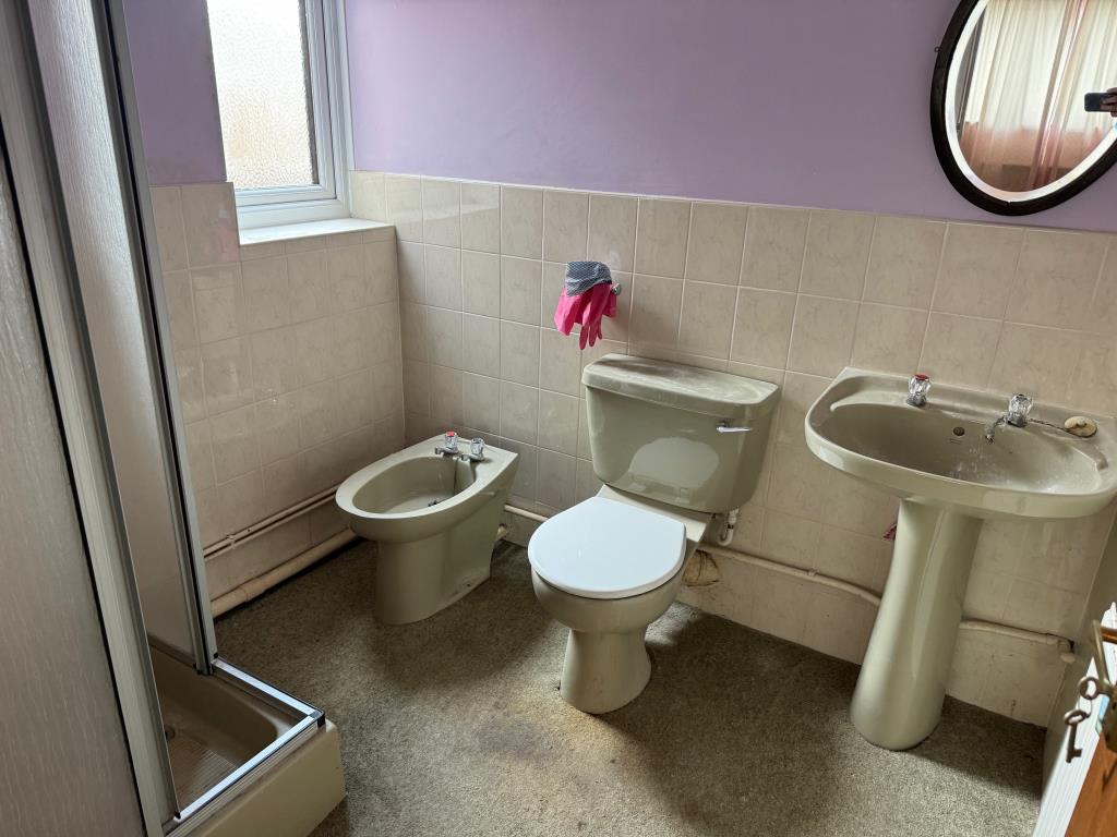 Lot: 113 - FOUR-BEDROOM HOUSE FOR REFURBISHMENT - En-suite to bedroom 1
